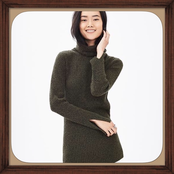 Banana Republic Sweaters - Banana Republic Green Ribbed MerinoWool Turtleneck